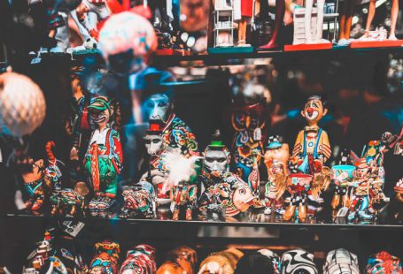 Souvenirs - assorted figurine collection